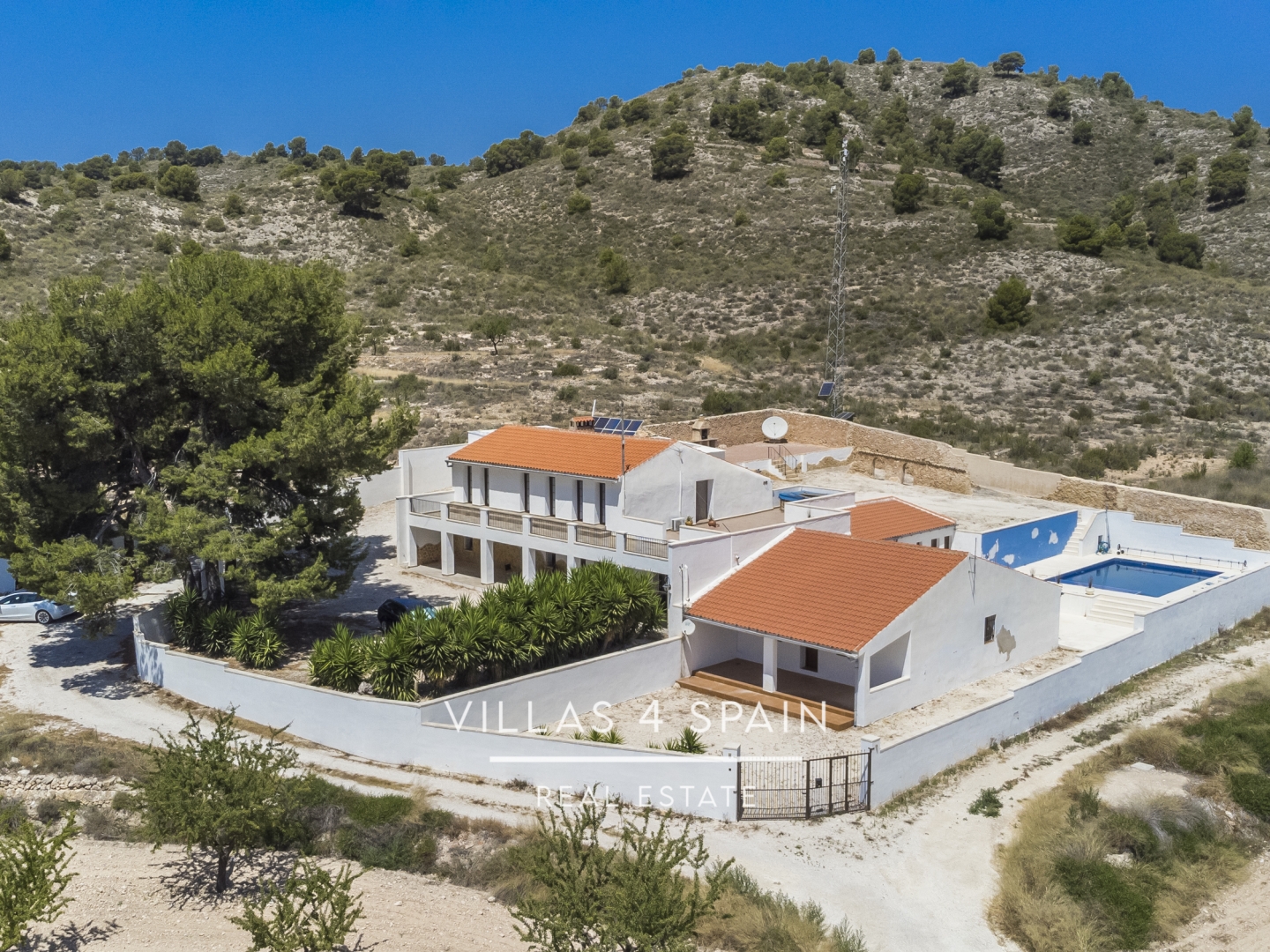 Villa with separate guest house and private pool 2000+m2 plot