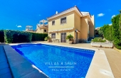 V4S2164, 5 Bedroom 4 Bathroom Villa with private pool and Guest house, large plot