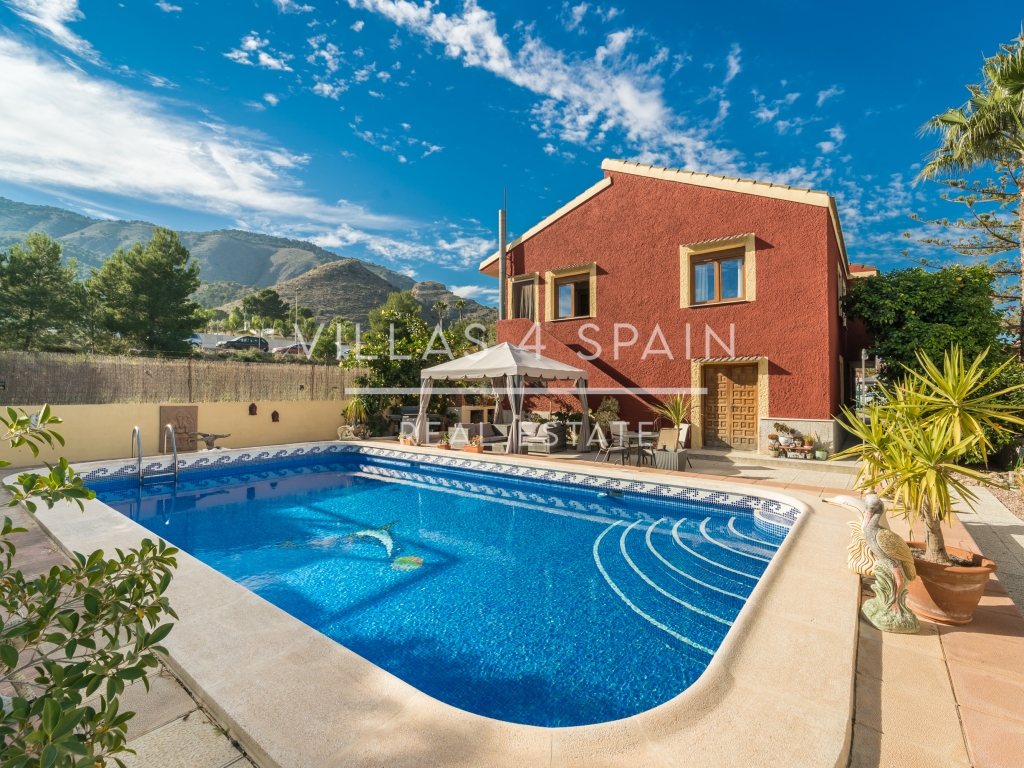 5 Bedroom 3 Bathroom Detached Villa with Private Pool Garden and Parking