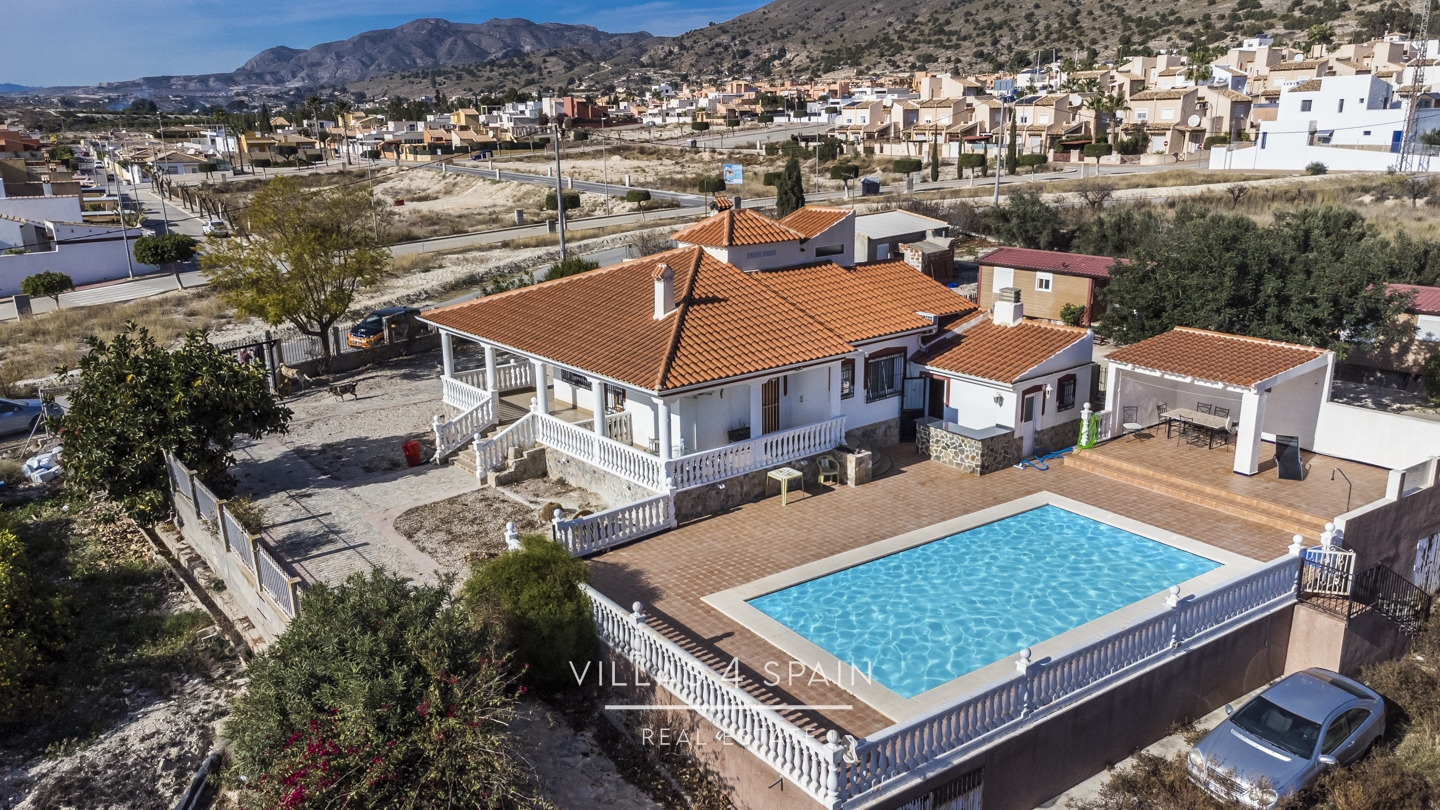 3 Bedroom villa with private pool and large 2200m2 plot
