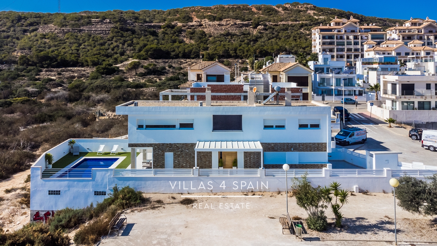 3 bedroom 3 bathroom villa with private pool with seaviews in Guardamar