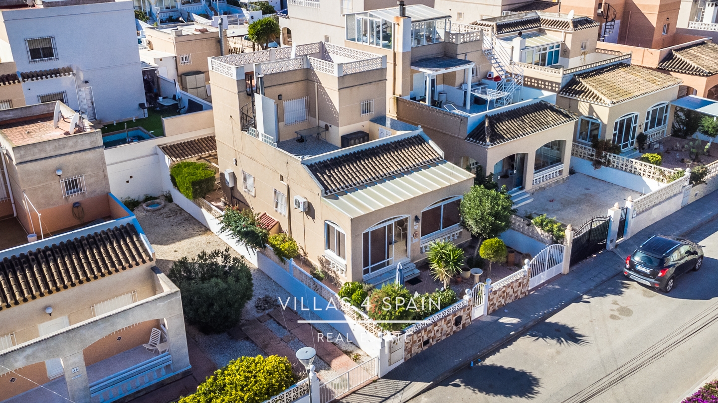 3 Bedroom 2 bathroom villa with garden, private parking, balcony and roof terrace in san miguel
