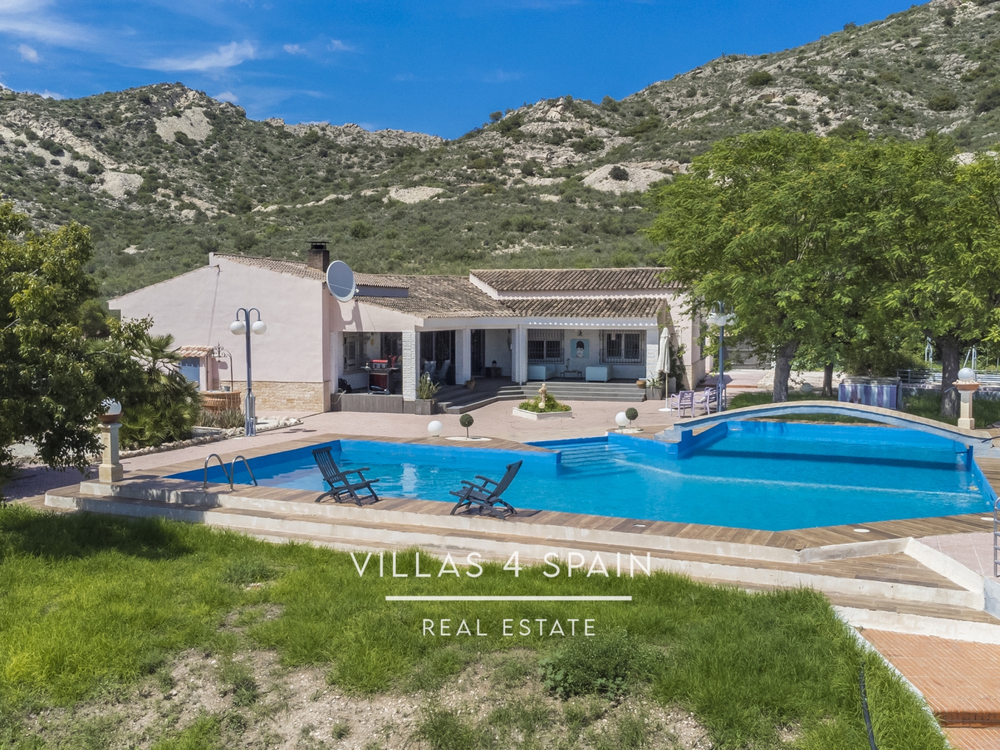 Copy: 5 Bedroom 3 Bathroom Villa in Aspe with private pool and large plot 