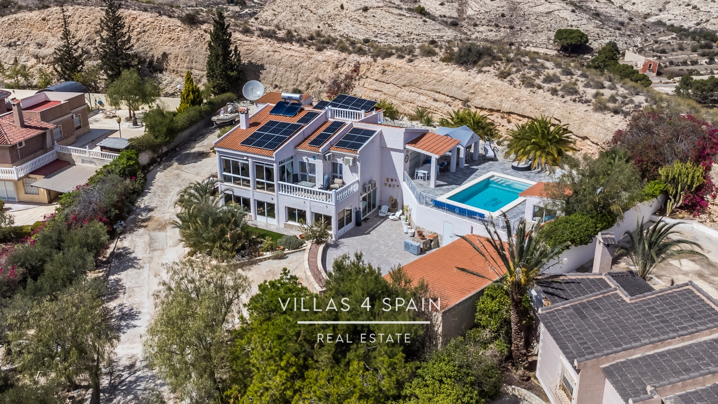 6 Bedroom 4 bathroom villa with pool and guest house in Aspe