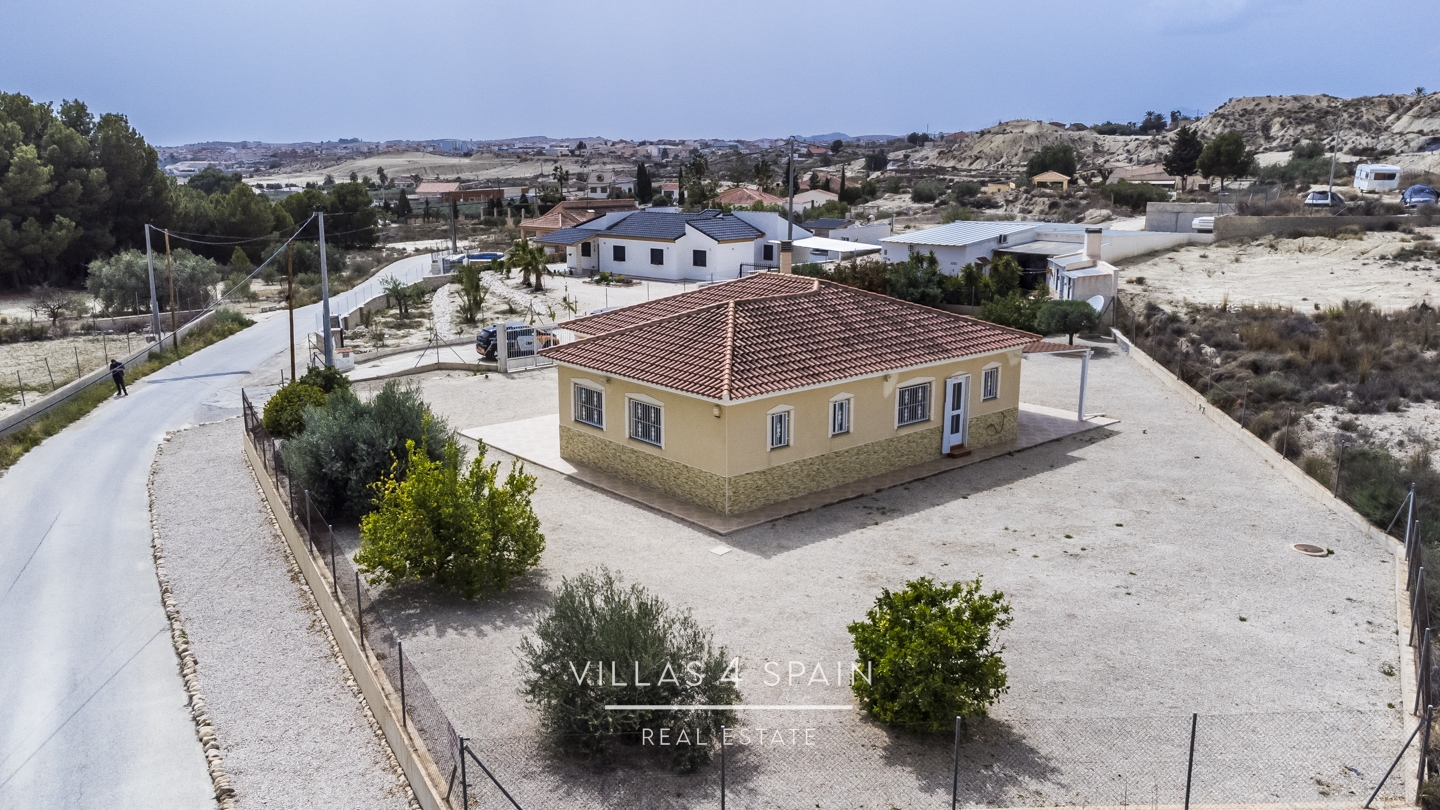 3 bedroom 2 bathroom detached villa with large garden and parking in Fortuna