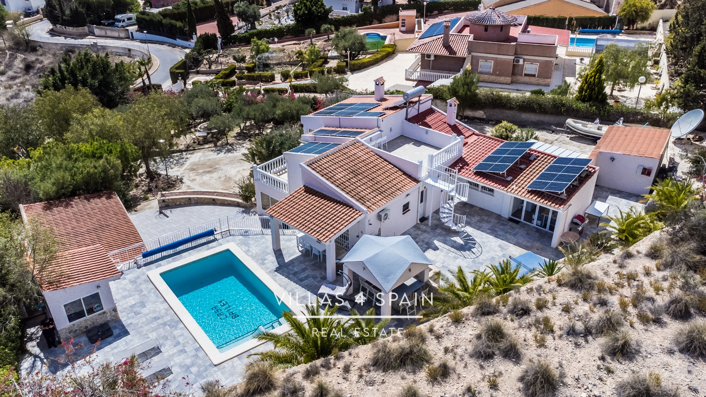 5 Bedroom 4 bathroom villa with pool and guest house in Aspe