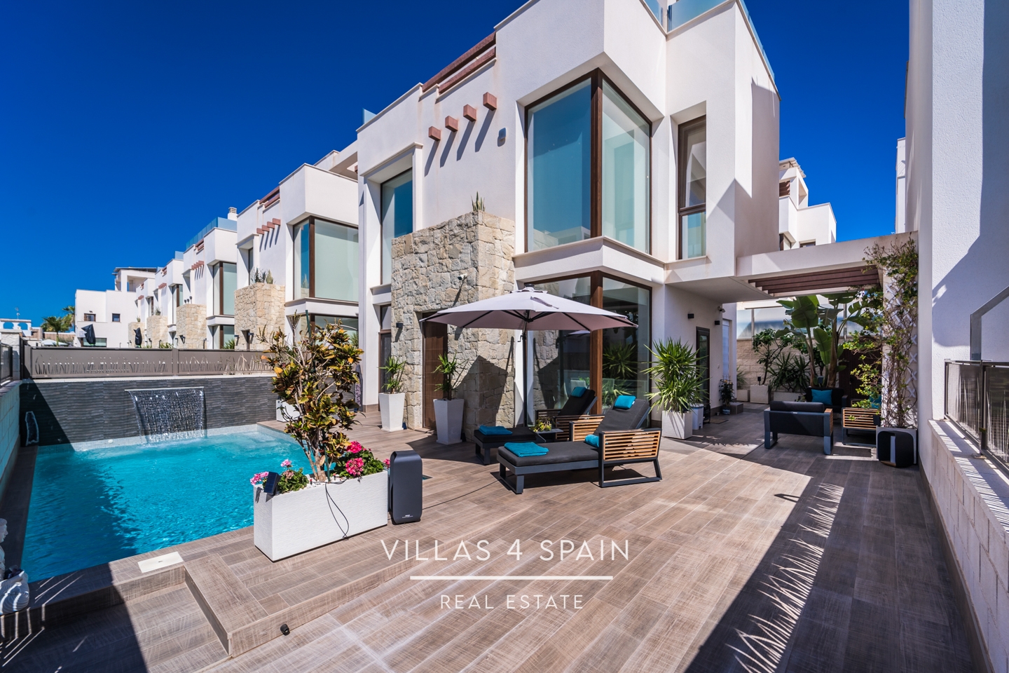 4 bedroom 3 bathroom luxury villa with private pool parking and roof terrace