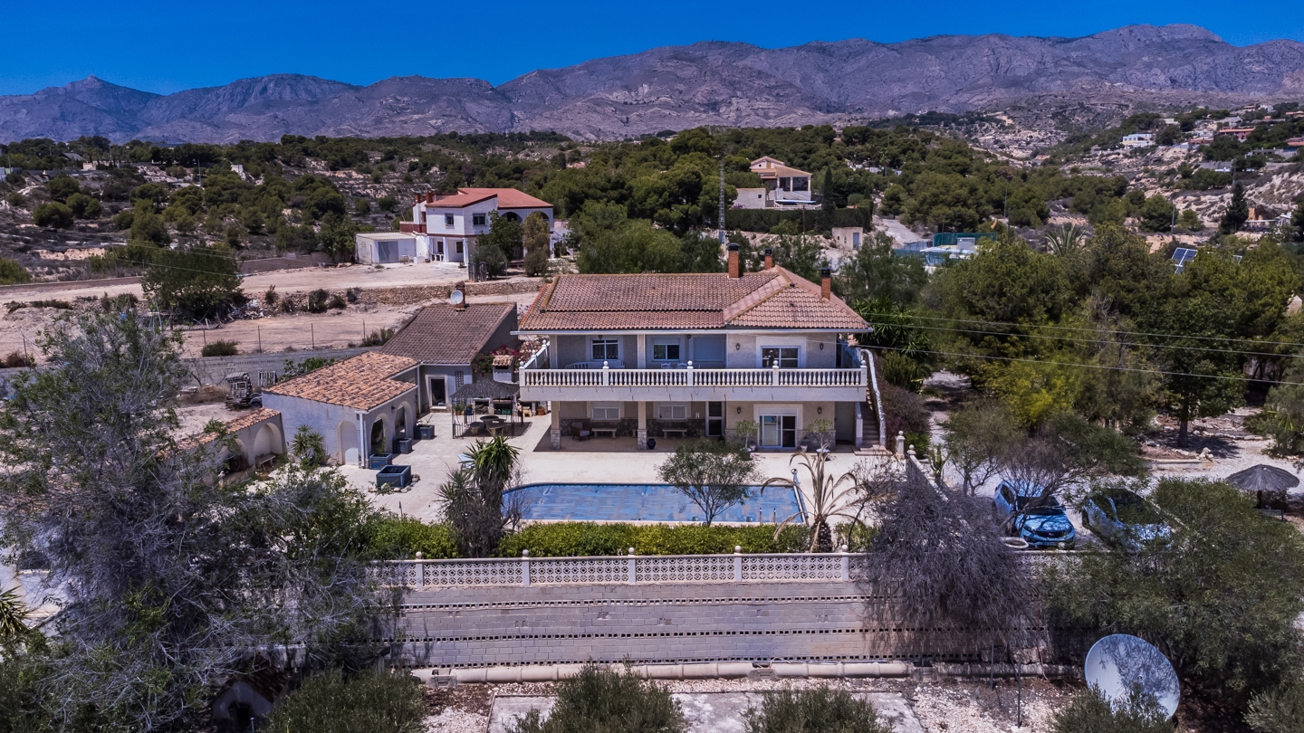 10 bedroom 6 bathroom villa with pool and large plot in Crevillente Alicante