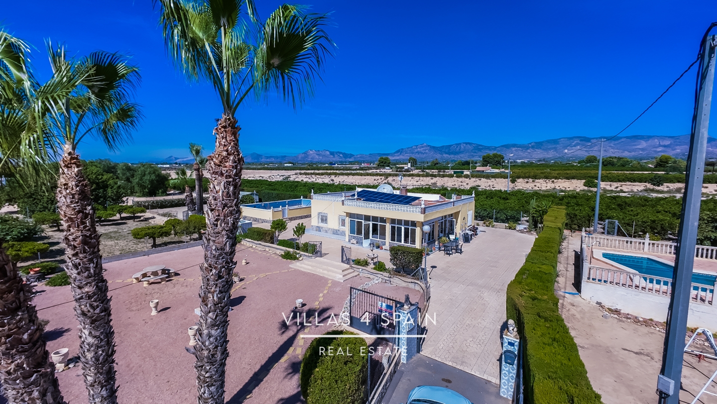 3 bedroom 2 bathroom villa with private pool & solar power 1900m2 plot in crevillente alicante