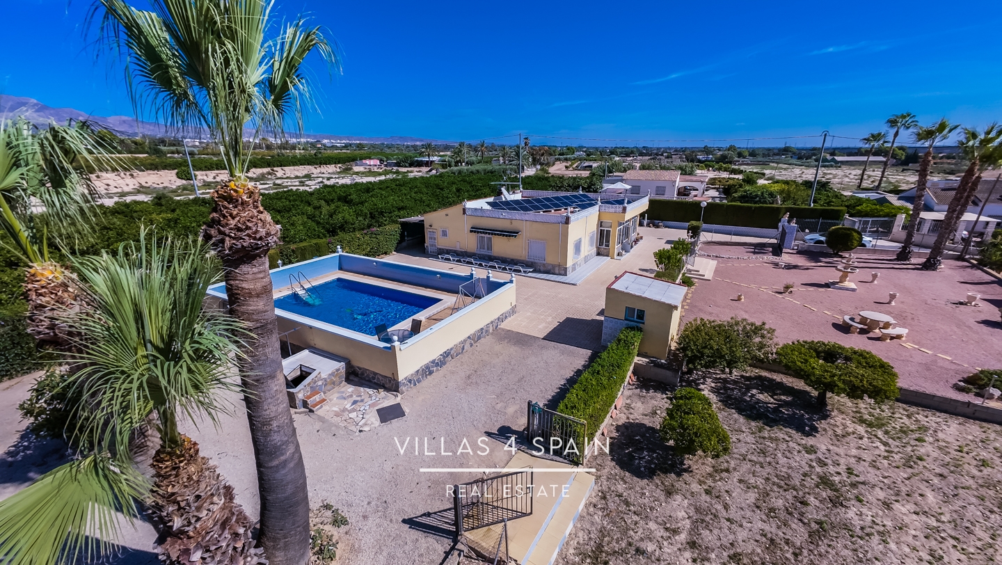 3 bedroom 2 bathroom villa with private pool & solar power 1900m2 plot in crevillente alicante