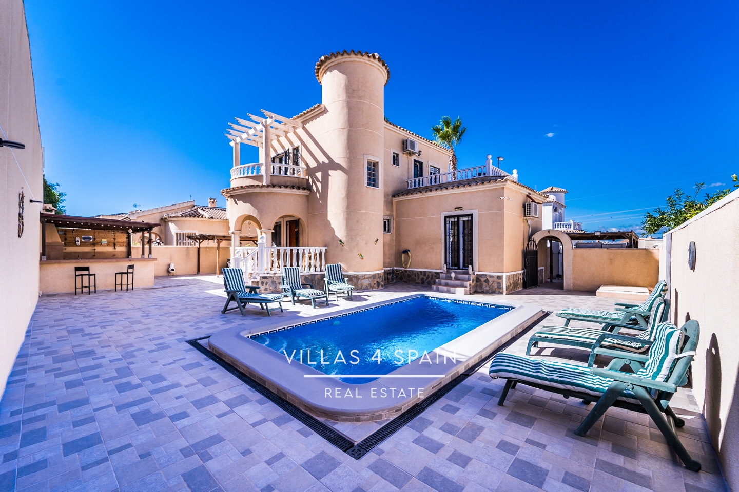 4 Bedroom 2 Bathroom Villa with private Pool and Parking