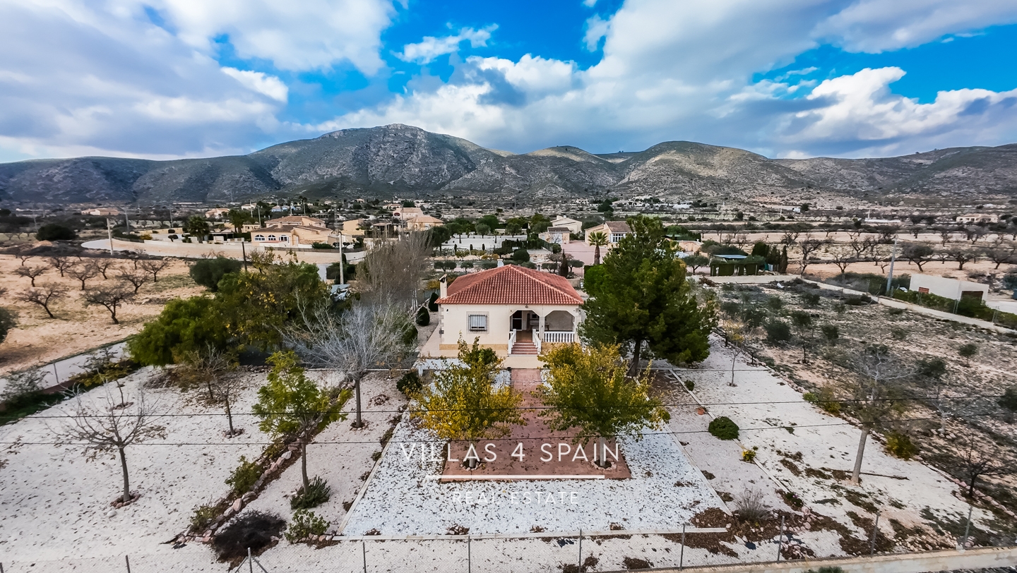 3 bedroom 1 bathroom villa with large plot in Hondon de los frailes 