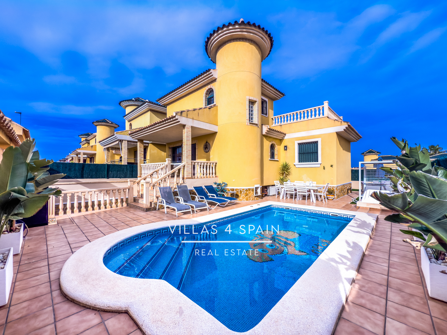 4 bed 3 bath villa with Private Pool and Parking