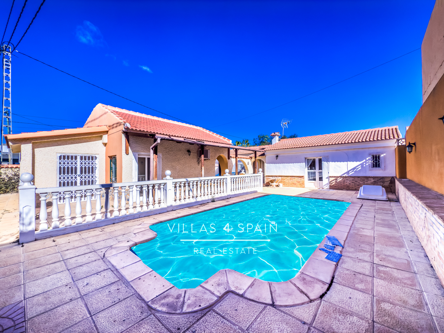 2 bed 2 bath villa with private pool, separate guest house and parking