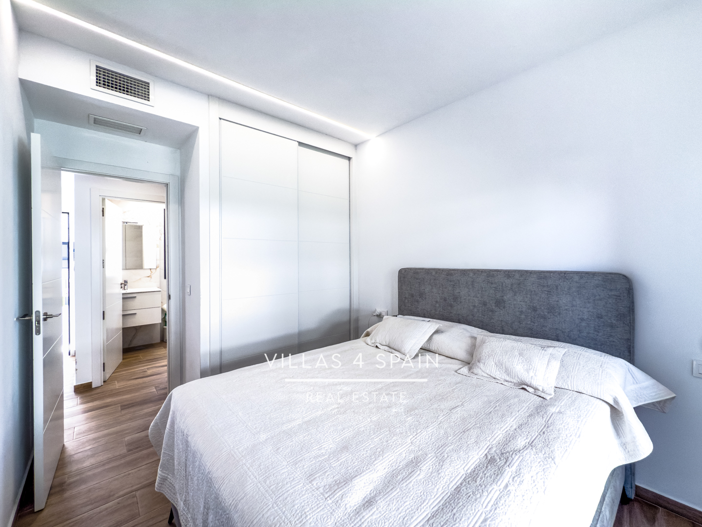 Resale - 2 Bed 2 Bath Groundfloor Apartment with front garden in Villamartin - C. Gigantes y Cabezudos - Alicante Resale - 2 Bed 2 Bath Groundfloor Apartment with front garden in Villamartin - C. Gigantes y Cabezudos - Alicante