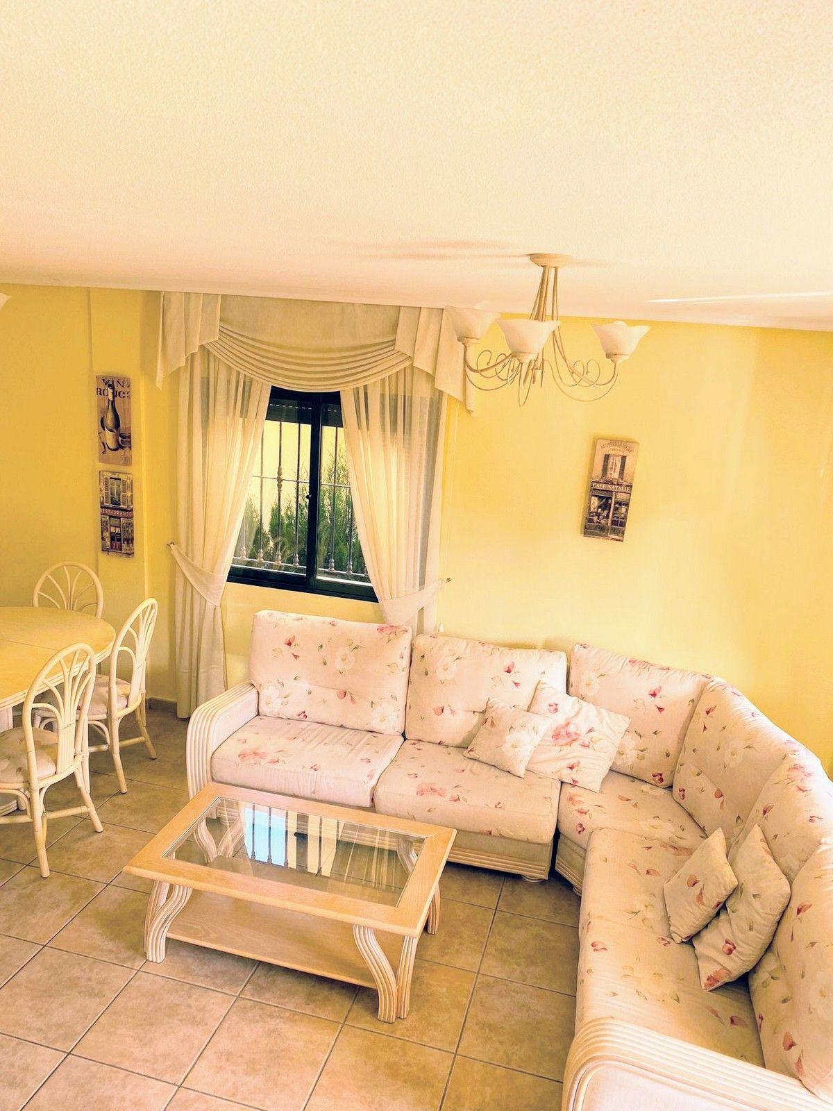 Resale - 3 Bedroom 2 Bathroom Chalet in Villamartín - Villamartin - Alicante Resale - 3 Bedroom 2 Bathroom Chalet in Villamartín - Villamartin - Alicante