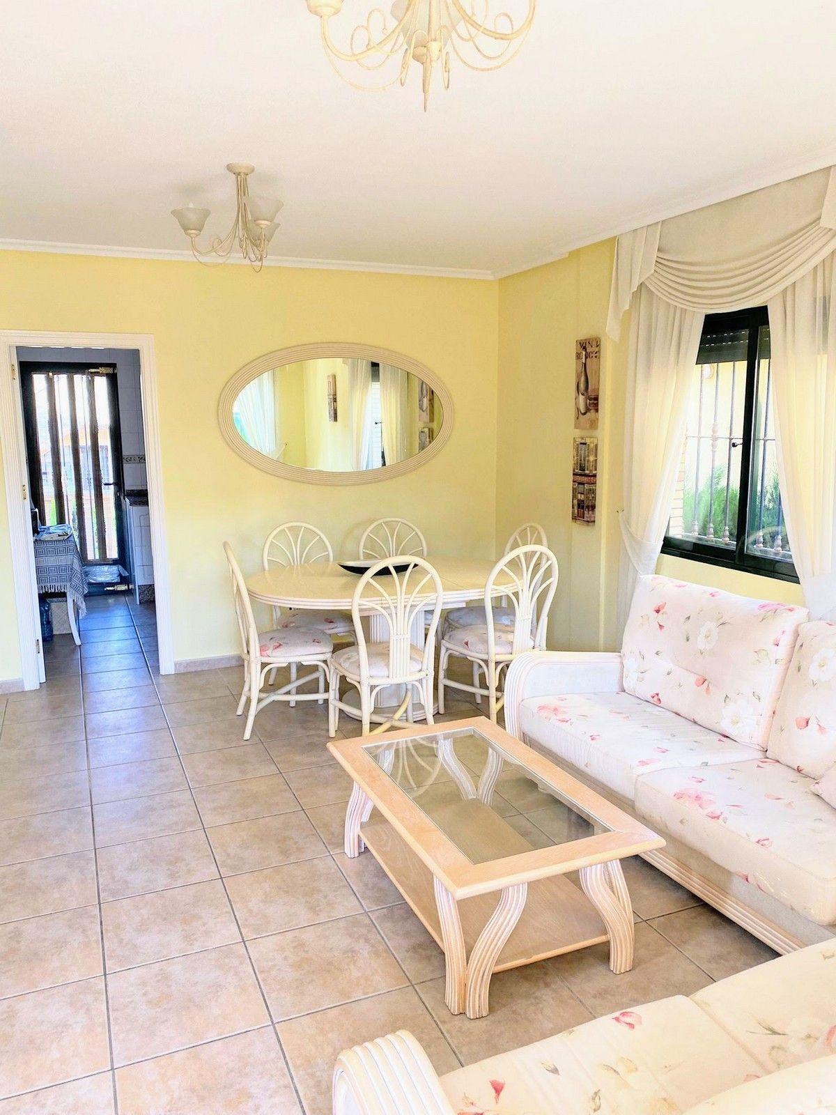 Resale - 3 Bedroom 2 Bathroom Chalet in Villamartín - Villamartin - Alicante Resale - 3 Bedroom 2 Bathroom Chalet in Villamartín - Villamartin - Alicante
