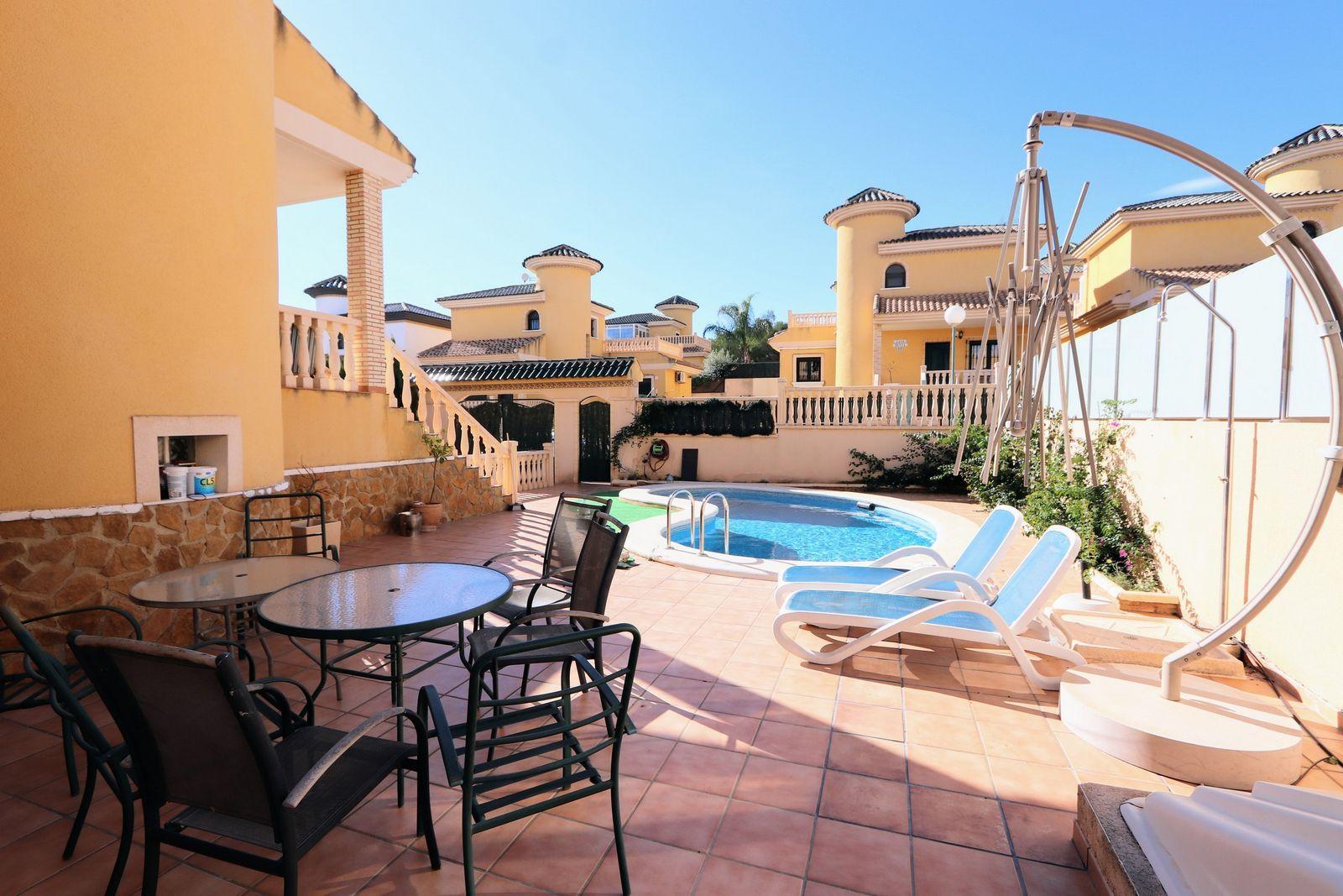Resale - 3 Bedroom 2 Bathroom Chalet in Villamartín - Villamartin - Alicante Resale - 3 Bedroom 2 Bathroom Chalet in Villamartín - Villamartin - Alicante