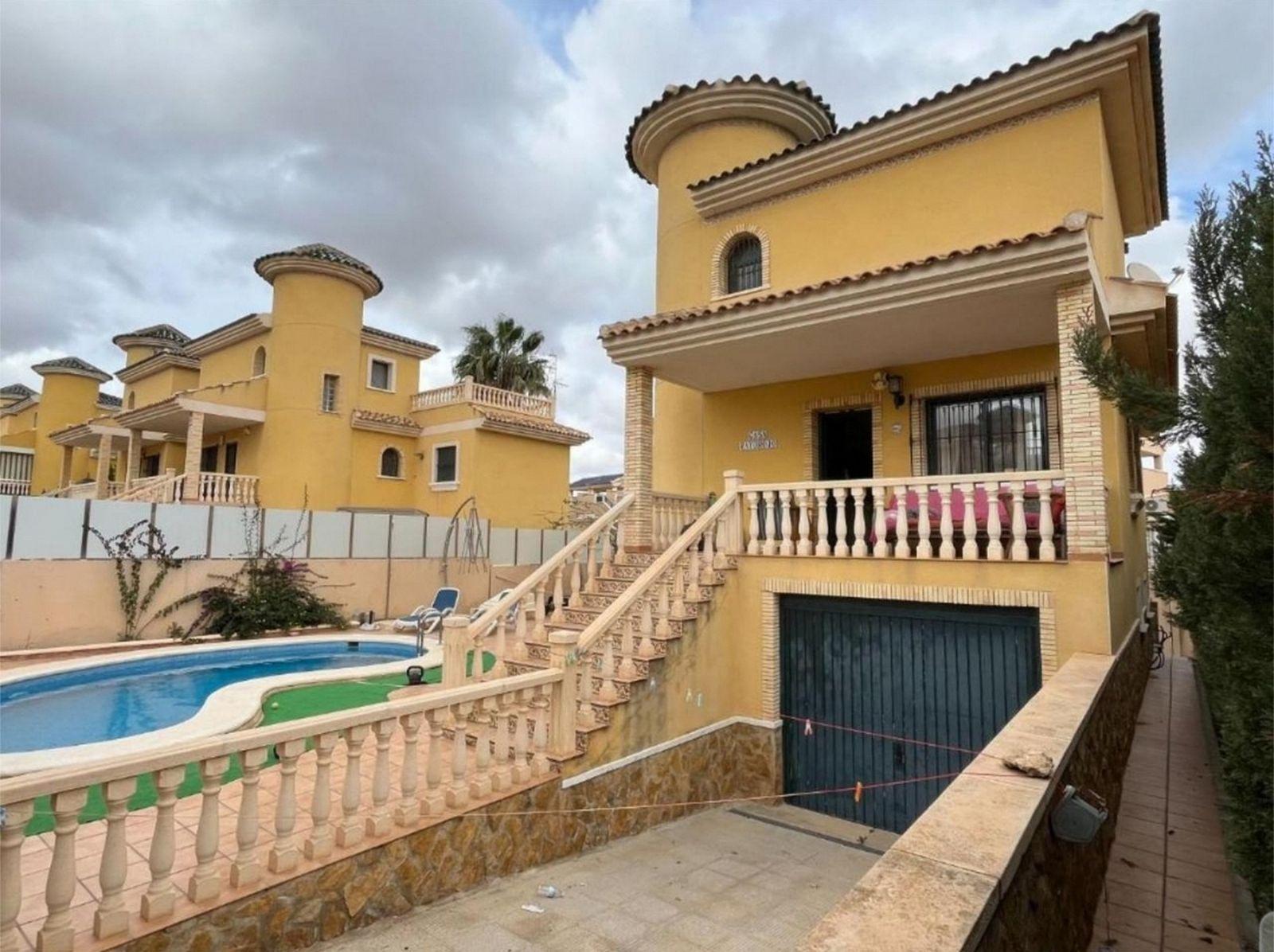 Resale - 3 Bedroom 2 Bathroom Chalet in Villamartín - Villamartin - Alicante Resale - 3 Bedroom 2 Bathroom Chalet in Villamartín - Villamartin - Alicante