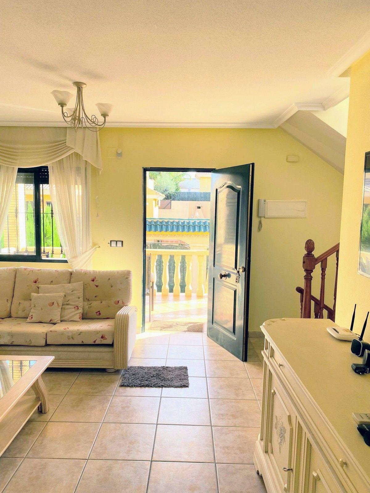 Resale - 3 Bedroom 2 Bathroom Chalet in Villamartín - Villamartin - Alicante Resale - 3 Bedroom 2 Bathroom Chalet in Villamartín - Villamartin - Alicante