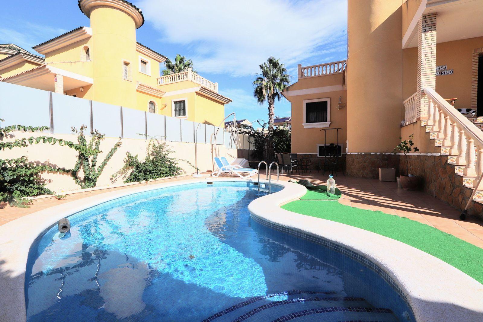 Resale - 3 Bedroom 2 Bathroom Chalet in Villamartín - Villamartin - Alicante Resale - 3 Bedroom 2 Bathroom Chalet in Villamartín - Villamartin - Alicante