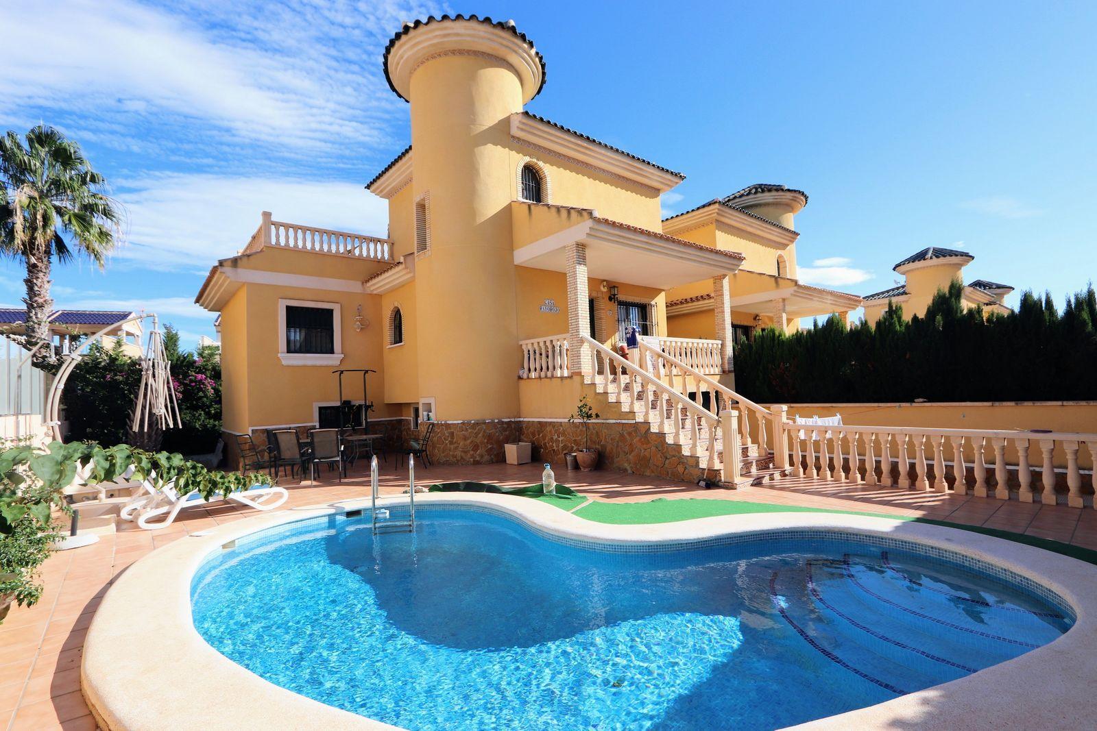Resale - 3 Bedroom 2 Bathroom Chalet in Villamartín - Villamartin - Alicante Resale - 3 Bedroom 2 Bathroom Chalet in Villamartín - Villamartin - Alicante