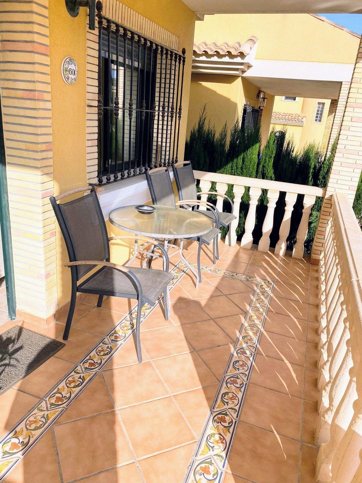 Resale - 3 Bedroom 2 Bathroom Chalet in Villamartín - Villamartin - Alicante Resale - 3 Bedroom 2 Bathroom Chalet in Villamartín - Villamartin - Alicante