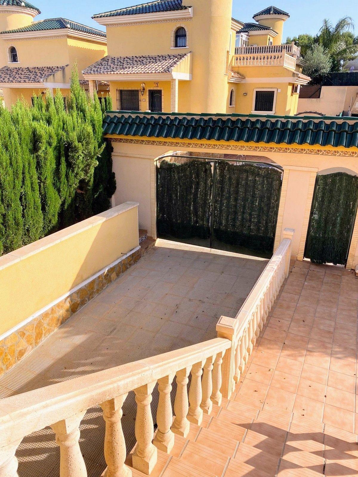 Resale - 3 Bedroom 2 Bathroom Chalet in Villamartín - Villamartin - Alicante Resale - 3 Bedroom 2 Bathroom Chalet in Villamartín - Villamartin - Alicante