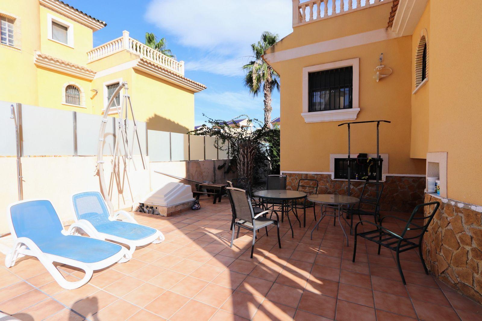 Resale - 3 Bedroom 2 Bathroom Chalet in Villamartín - Villamartin - Alicante Resale - 3 Bedroom 2 Bathroom Chalet in Villamartín - Villamartin - Alicante