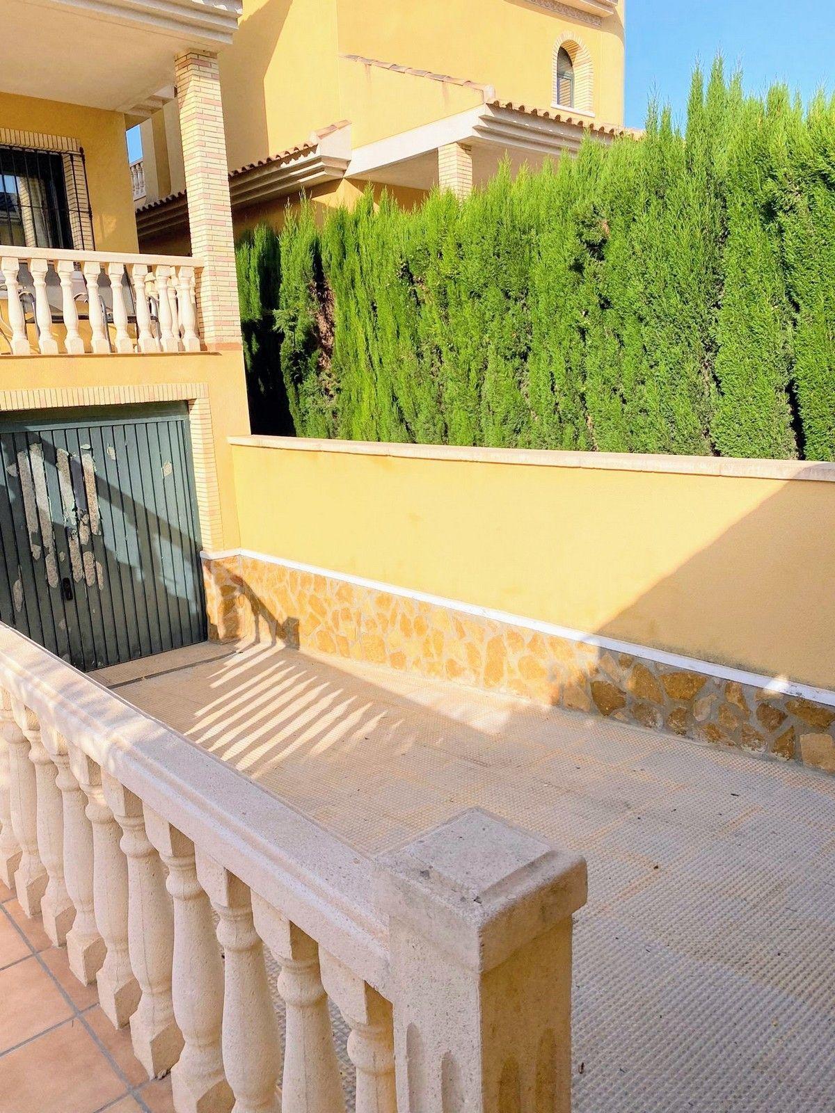 Resale - 3 Bedroom 2 Bathroom Chalet in Villamartín - Villamartin - Alicante Resale - 3 Bedroom 2 Bathroom Chalet in Villamartín - Villamartin - Alicante