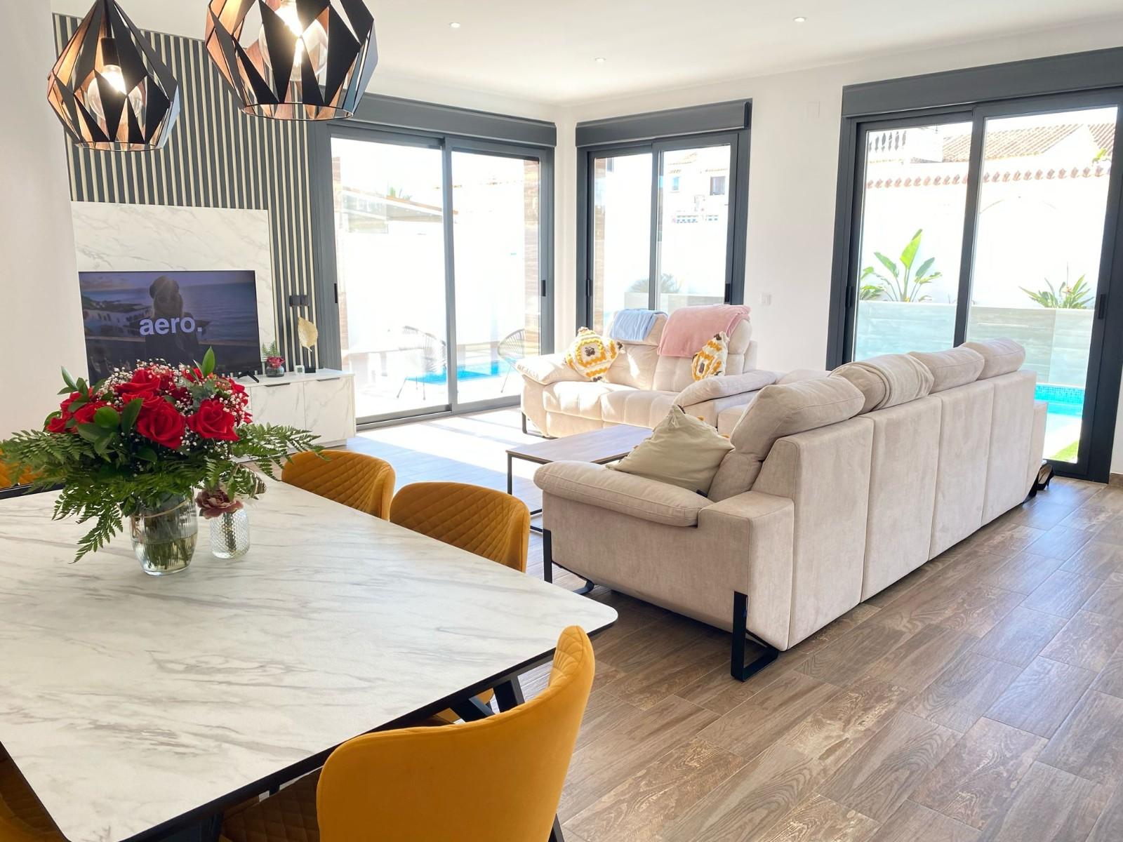 Resale - 3 Bedroom 3 Bathroom Chalet in Orihuela Costa - Villamartin - Alicante Resale - 3 Bedroom 3 Bathroom Chalet in Orihuela Costa - Villamartin - Alicante