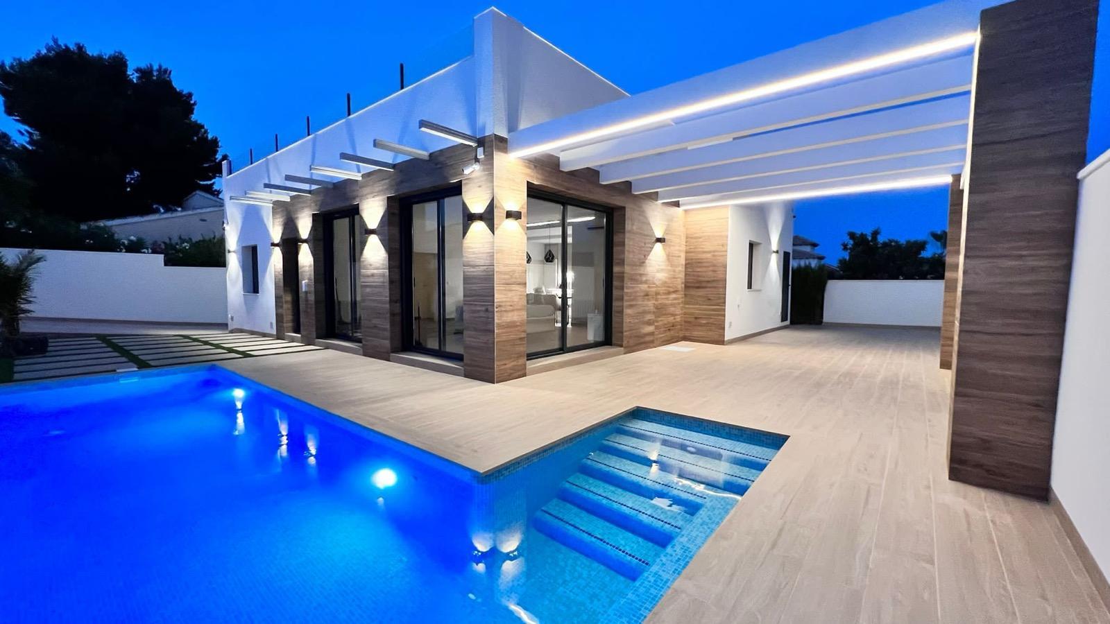 Resale - 3 Bedroom 3 Bathroom Chalet in Orihuela Costa - Villamartin - Alicante Resale - 3 Bedroom 3 Bathroom Chalet in Orihuela Costa - Villamartin - Alicante