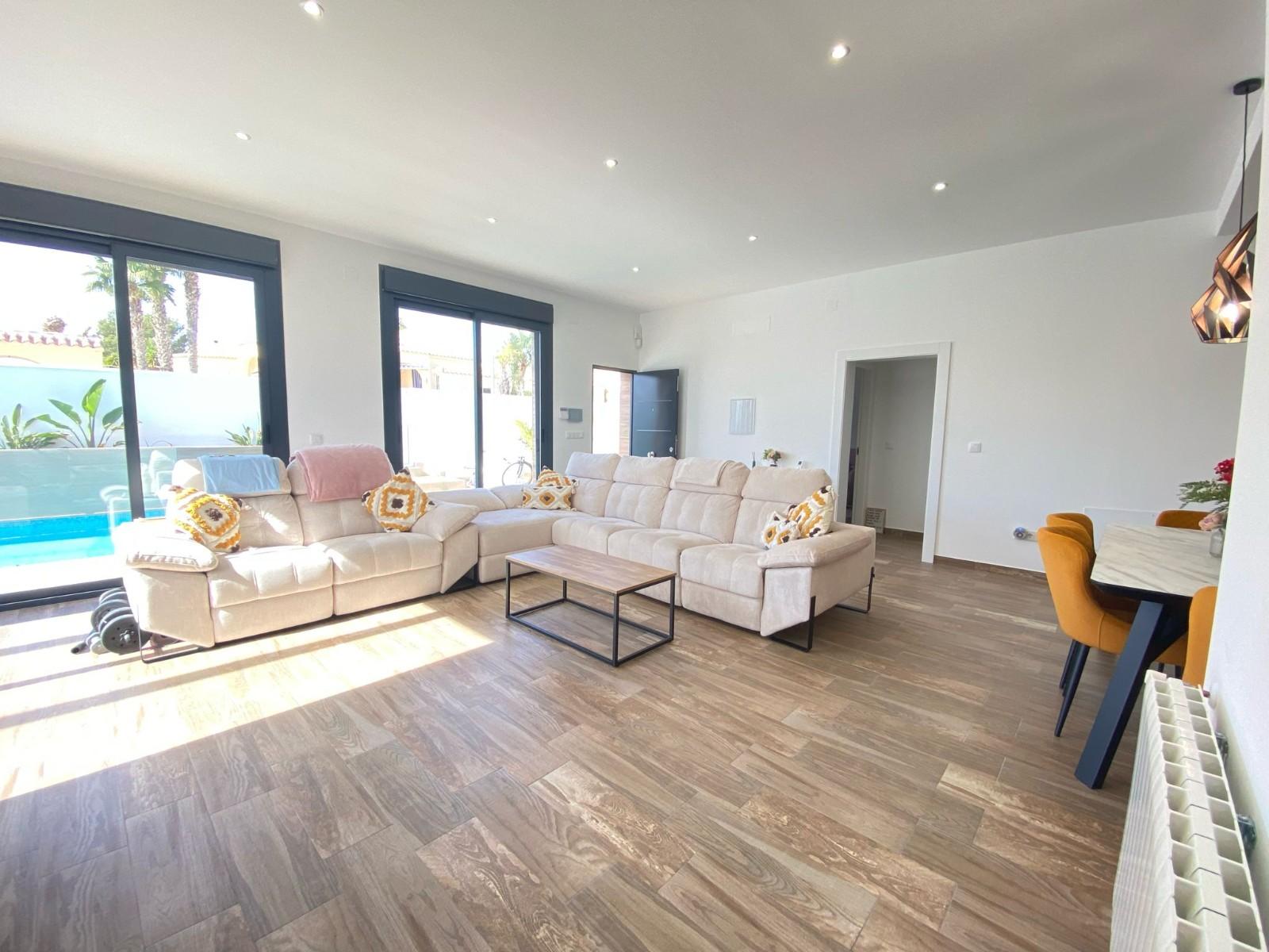 Resale - 3 Bedroom 3 Bathroom Chalet in Orihuela Costa - Villamartin - Alicante Resale - 3 Bedroom 3 Bathroom Chalet in Orihuela Costa - Villamartin - Alicante
