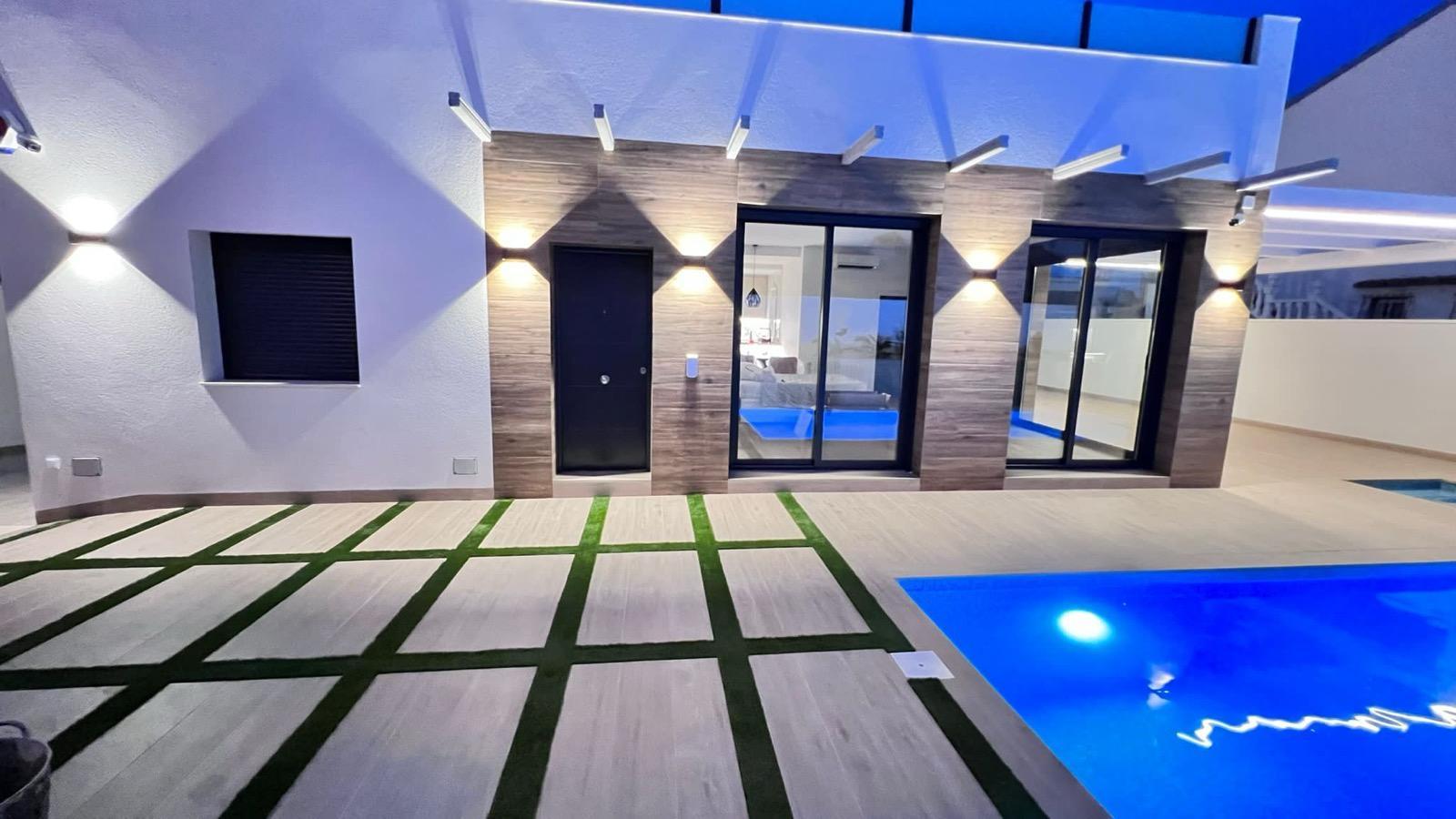 Resale - 3 Bedroom 3 Bathroom Chalet in Orihuela Costa - Villamartin - Alicante Resale - 3 Bedroom 3 Bathroom Chalet in Orihuela Costa - Villamartin - Alicante