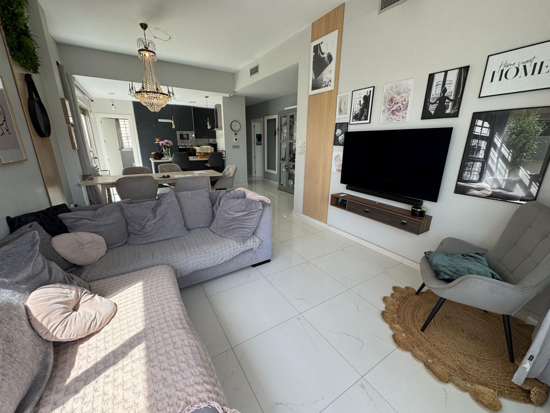 Resale - 5 Bedroom 4 Bathroom Chalet in Orihuela Costa - Villamartin - Alicante Resale - 5 Bedroom 4 Bathroom Chalet in Orihuela Costa - Villamartin - Alicante