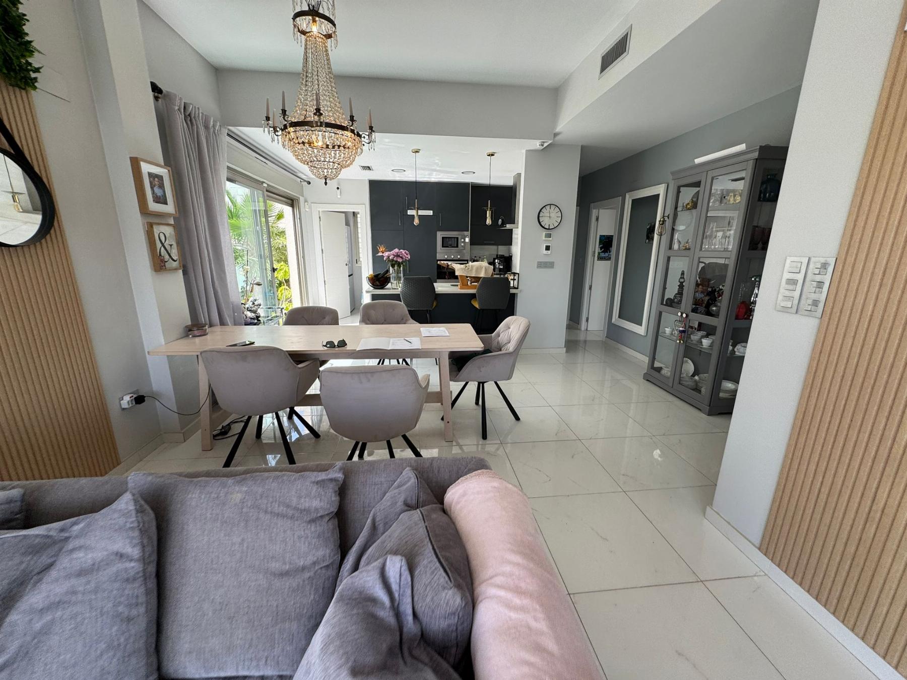 Resale - 5 Bedroom 4 Bathroom Chalet in Orihuela Costa - Villamartin - Alicante Resale - 5 Bedroom 4 Bathroom Chalet in Orihuela Costa - Villamartin - Alicante