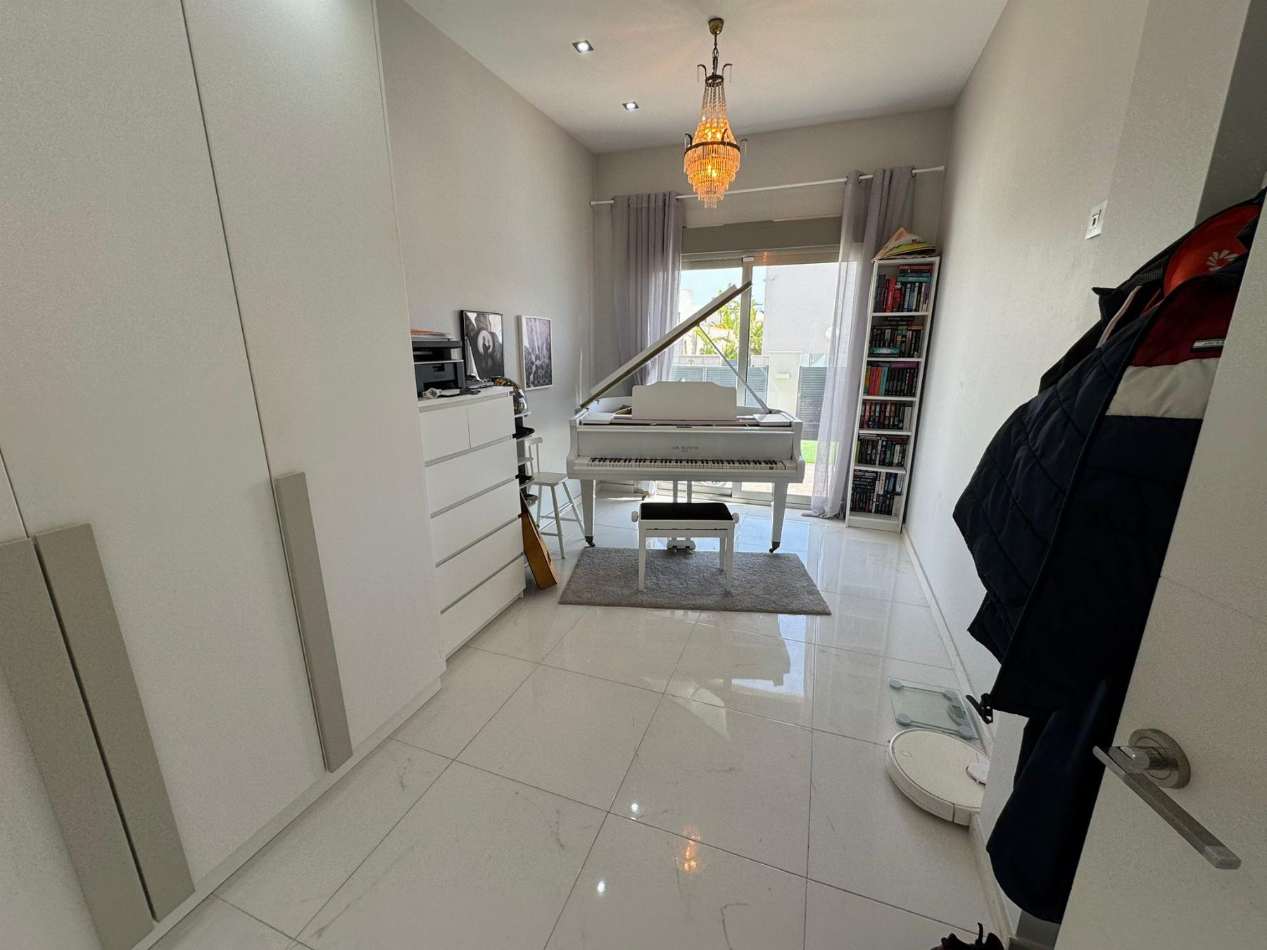 Resale - 5 Bedroom 4 Bathroom Chalet in Orihuela Costa - Villamartin - Alicante Resale - 5 Bedroom 4 Bathroom Chalet in Orihuela Costa - Villamartin - Alicante
