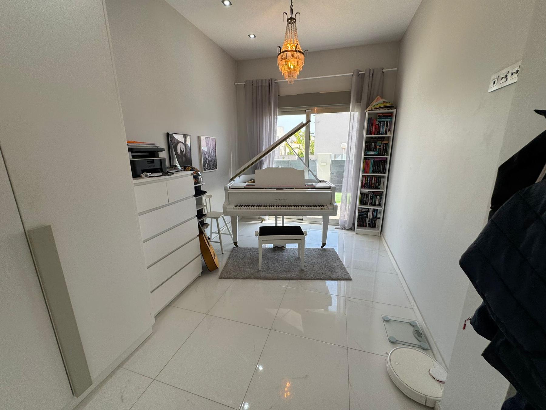 Resale - 5 Bedroom 4 Bathroom Chalet in Orihuela Costa - Villamartin - Alicante Resale - 5 Bedroom 4 Bathroom Chalet in Orihuela Costa - Villamartin - Alicante
