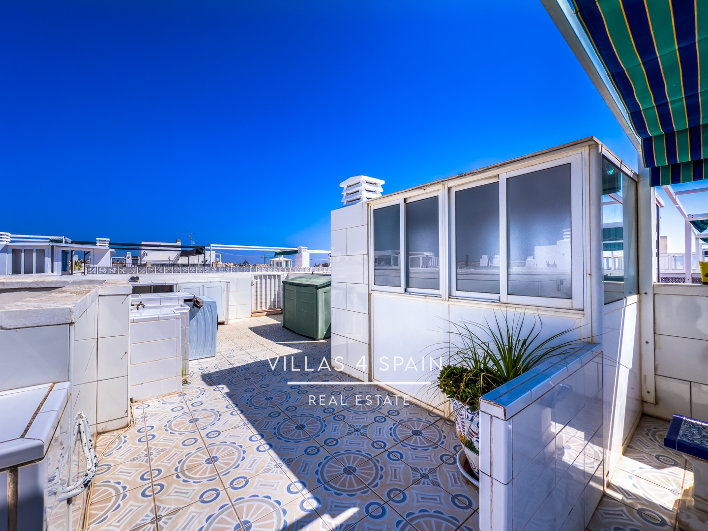 Resale - 2 Bed 1 Bath Apartment with Roof Terrace and sea views - calle salustiana - Alicante Resale - 2 Bed 1 Bath Apartment with Roof Terrace and sea views - calle salustiana - Alicante