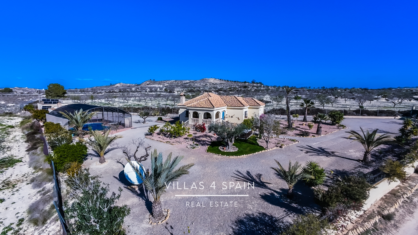 Copy: 3 Bed 2 Bath Villa with pool and large plot in Torremendo Alicante