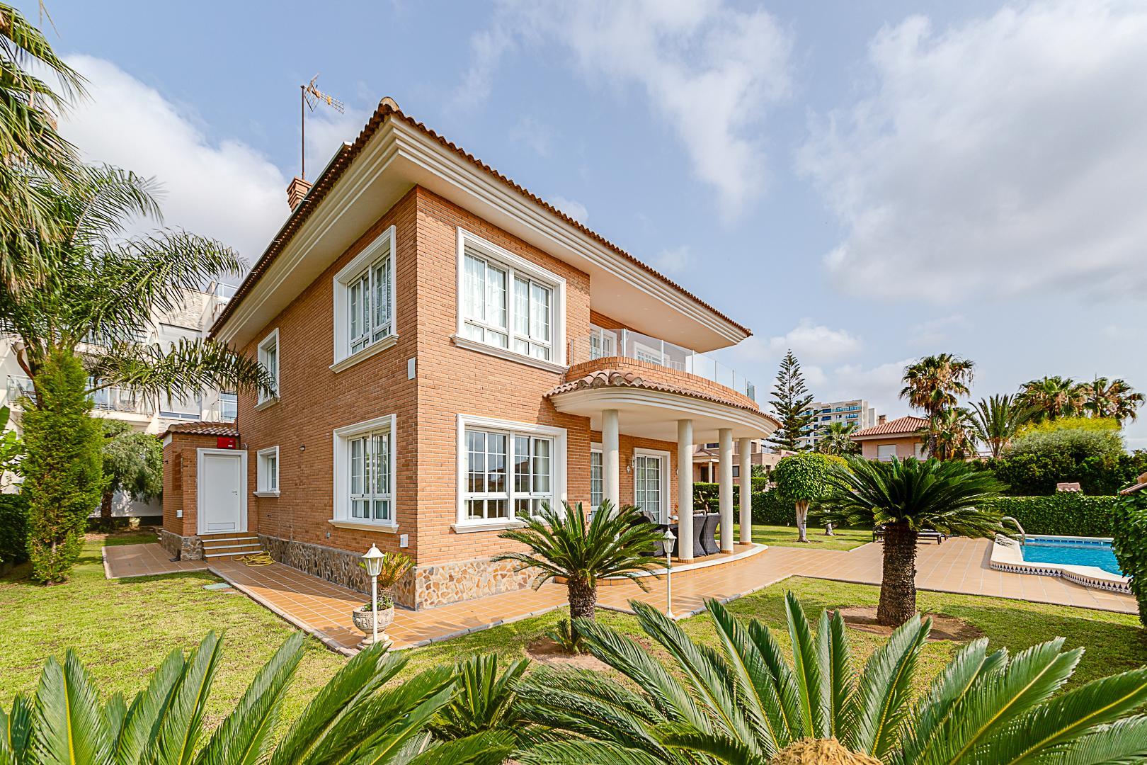 Resale - 5 Bedroom 3 Bathroom Chalet in Torrevieja - La Veleta - Alicante Resale - 5 Bedroom 3 Bathroom Chalet in Torrevieja - La Veleta - Alicante