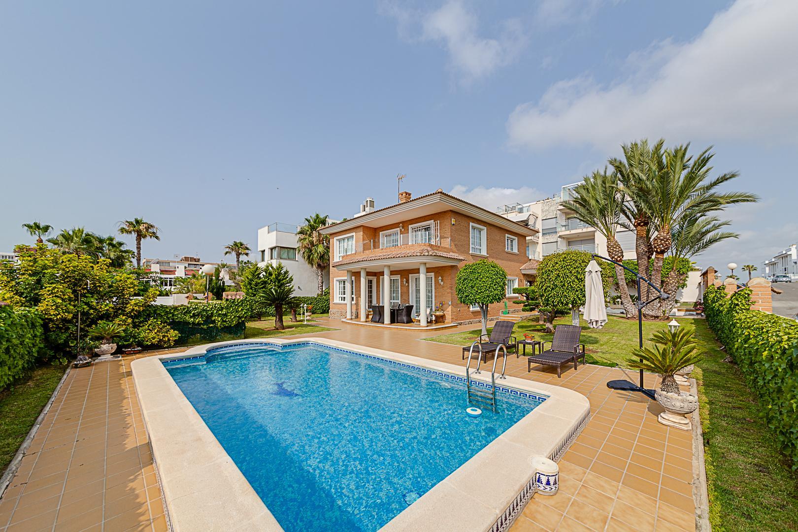 Resale - 5 Bedroom 3 Bathroom Chalet in Torrevieja - La Veleta - Alicante Resale - 5 Bedroom 3 Bathroom Chalet in Torrevieja - La Veleta - Alicante