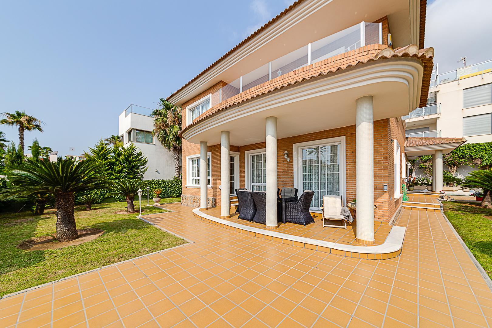 Resale - 5 Bedroom 3 Bathroom Chalet in Torrevieja - La Veleta - Alicante Resale - 5 Bedroom 3 Bathroom Chalet in Torrevieja - La Veleta - Alicante