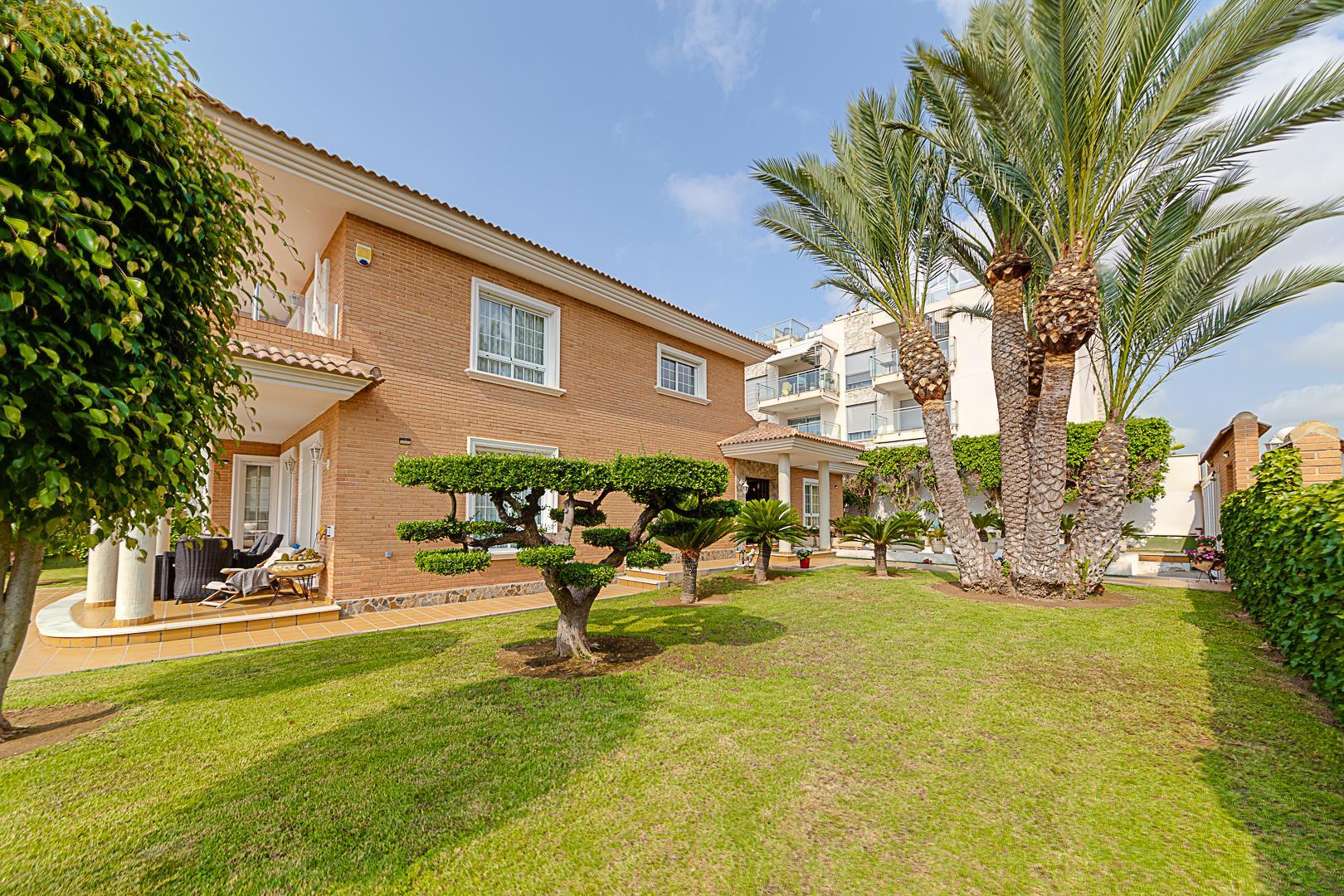 Resale - 5 Bedroom 3 Bathroom Chalet in Torrevieja - La Veleta - Alicante Resale - 5 Bedroom 3 Bathroom Chalet in Torrevieja - La Veleta - Alicante