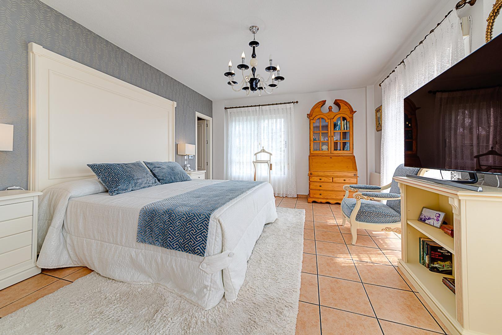 Resale - 5 Bedroom 3 Bathroom Chalet in Torrevieja - La Veleta - Alicante Resale - 5 Bedroom 3 Bathroom Chalet in Torrevieja - La Veleta - Alicante