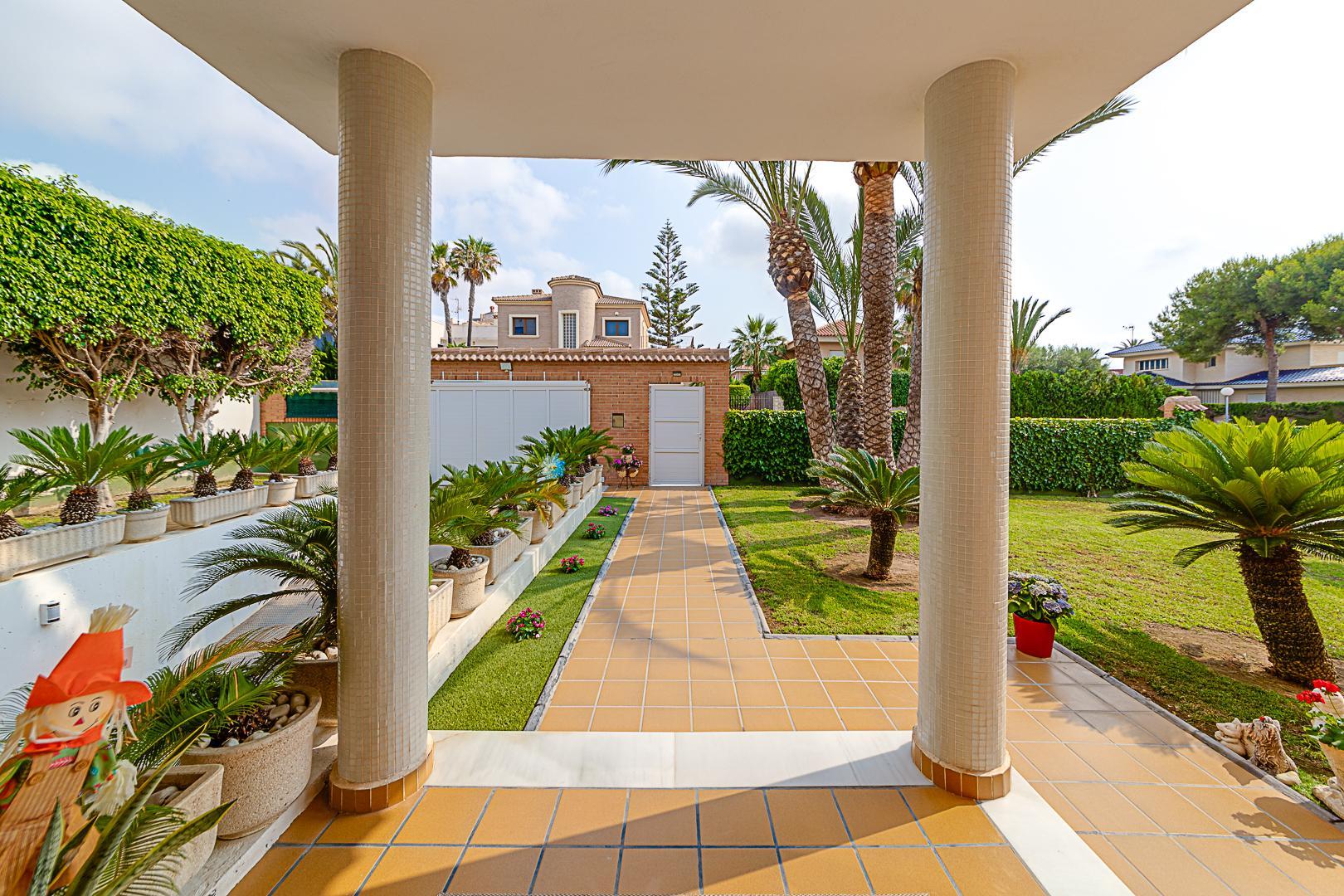 Resale - 5 Bedroom 3 Bathroom Chalet in Torrevieja - La Veleta - Alicante Resale - 5 Bedroom 3 Bathroom Chalet in Torrevieja - La Veleta - Alicante