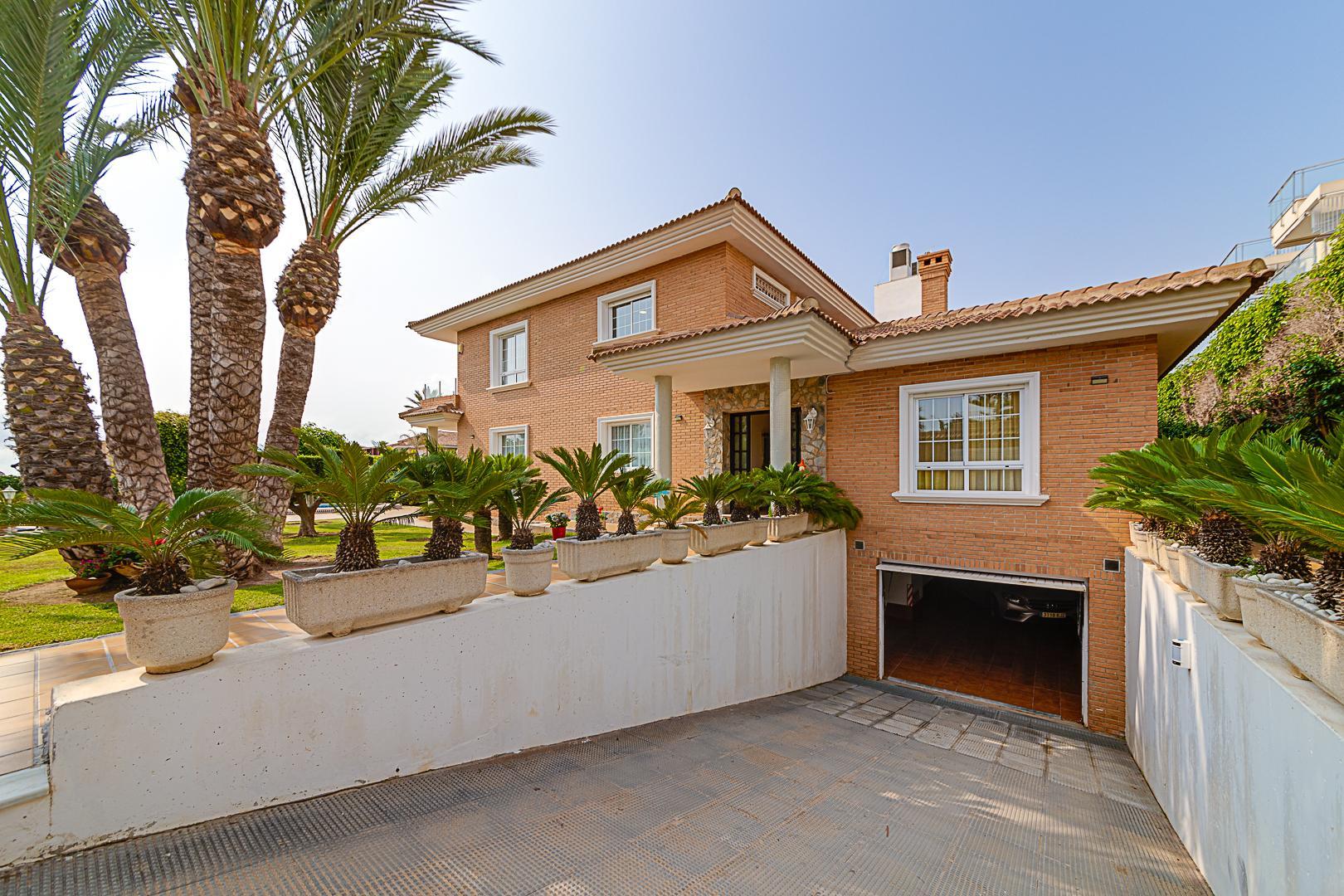 Resale - 5 Bedroom 3 Bathroom Chalet in Torrevieja - La Veleta - Alicante Resale - 5 Bedroom 3 Bathroom Chalet in Torrevieja - La Veleta - Alicante