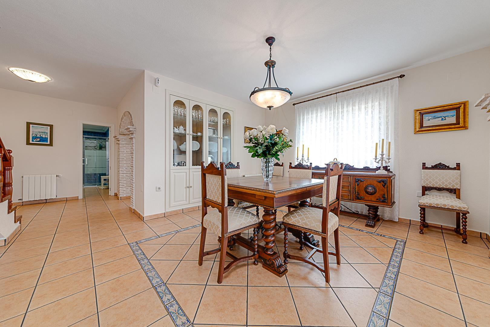 Resale - 5 Bedroom 3 Bathroom Chalet in Torrevieja - La Veleta - Alicante Resale - 5 Bedroom 3 Bathroom Chalet in Torrevieja - La Veleta - Alicante