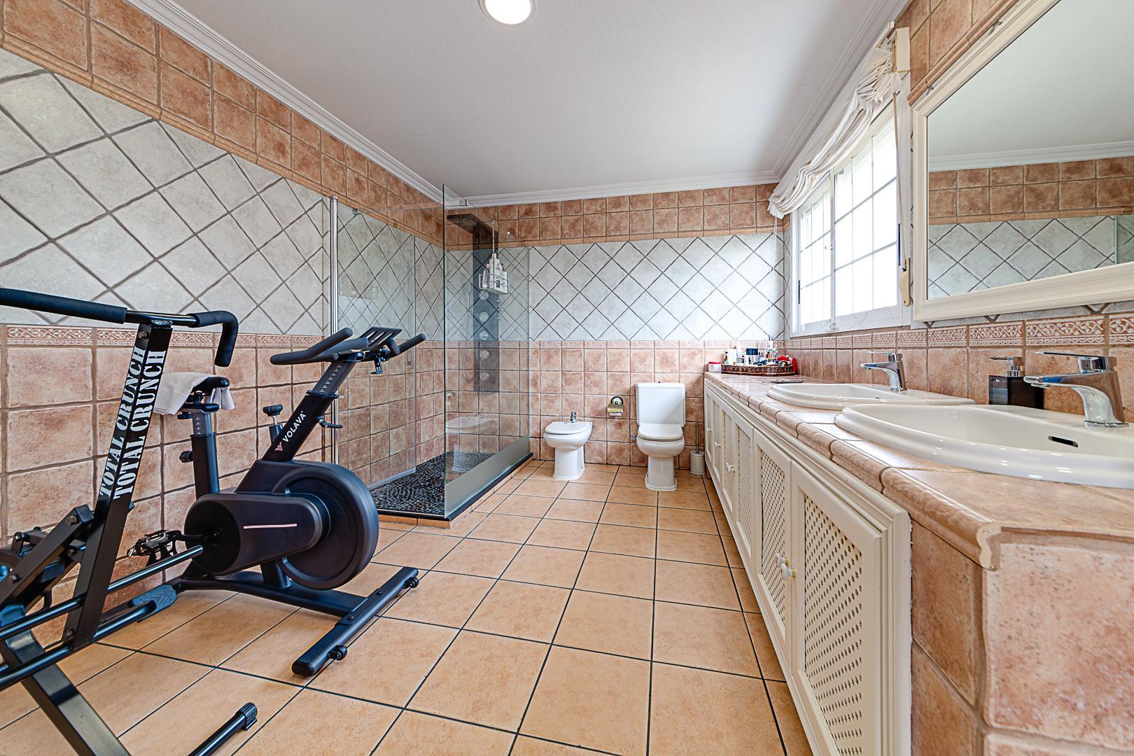 Resale - 5 Bedroom 3 Bathroom Chalet in Torrevieja - La Veleta - Alicante Resale - 5 Bedroom 3 Bathroom Chalet in Torrevieja - La Veleta - Alicante