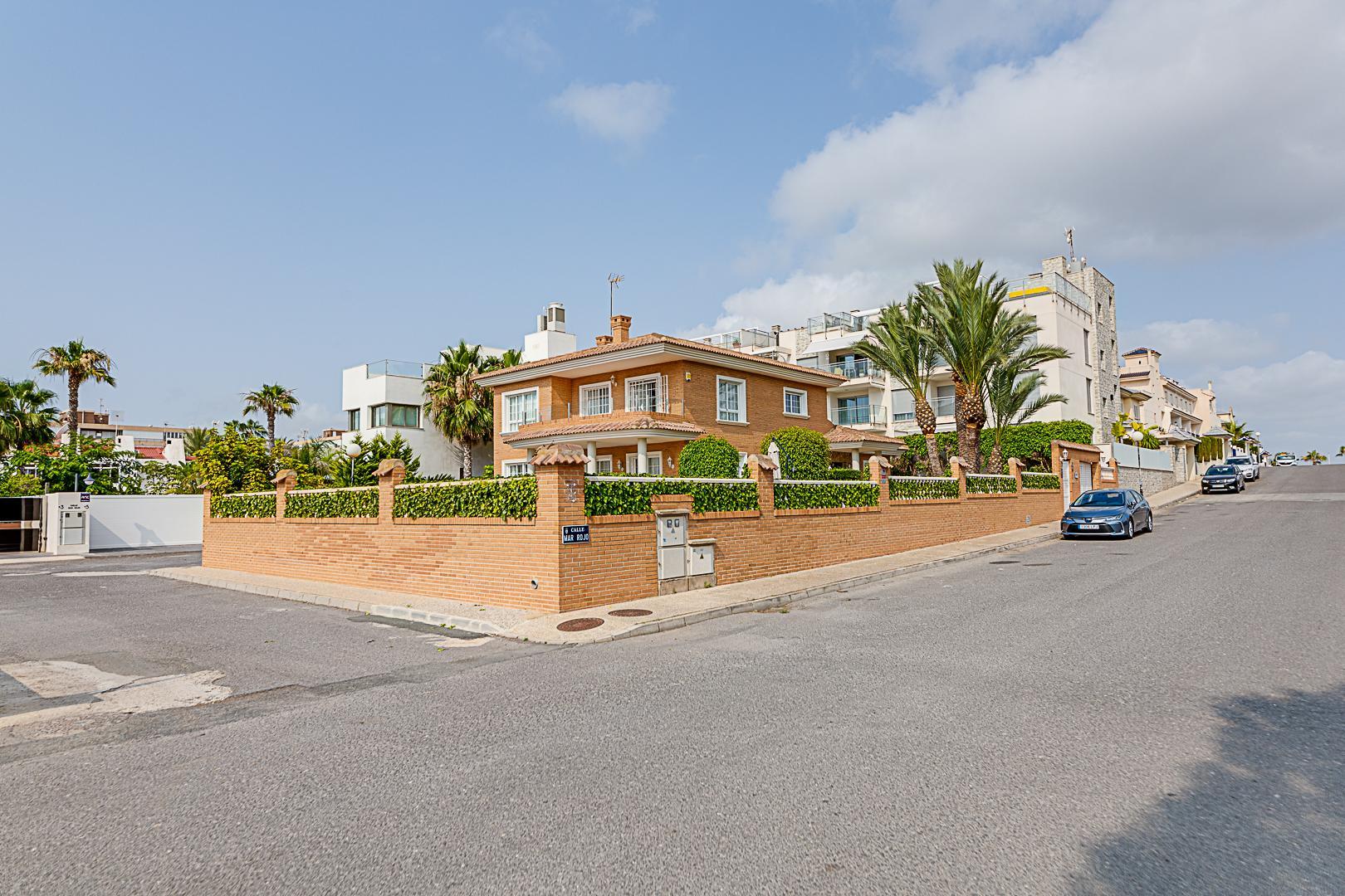 Resale - 5 Bedroom 3 Bathroom Chalet in Torrevieja - La Veleta - Alicante Resale - 5 Bedroom 3 Bathroom Chalet in Torrevieja - La Veleta - Alicante